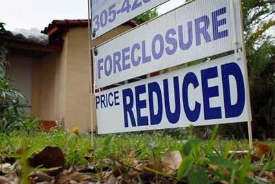 Home Foreclosure sign in Florida